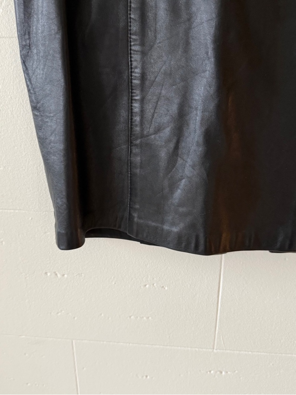 Danier | Classic Black Leather Midi Skirt | Size 8 - Picture 4 of 10
